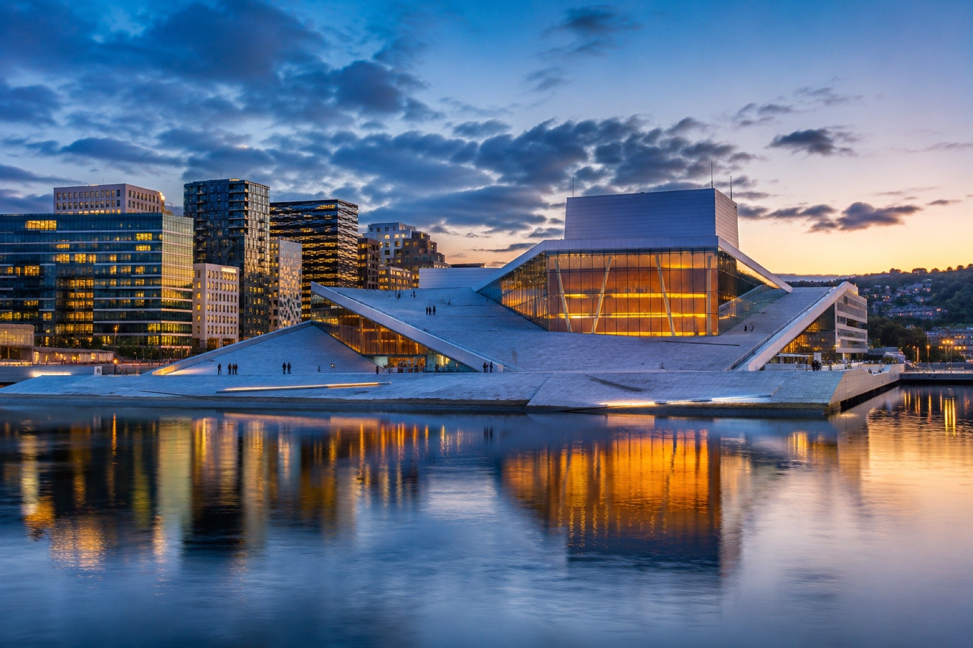 Opera w Oslo o zmierzchu – symbol dobrobytu norweskiej stolicy